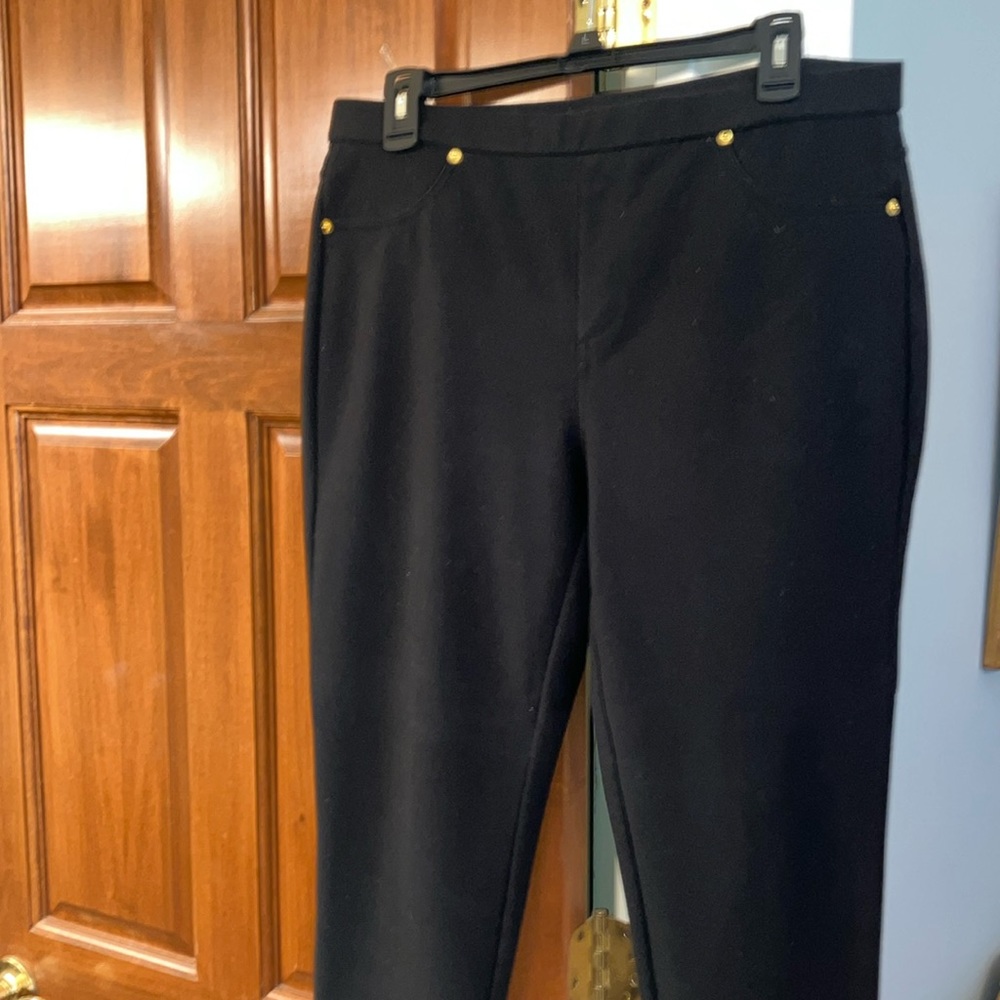 Blk stretch knit Michael Kors slim leg pant. Size L.